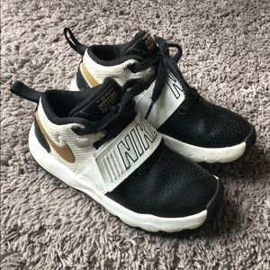 Boys Nike Team Hustle sneaker, size 11.5c